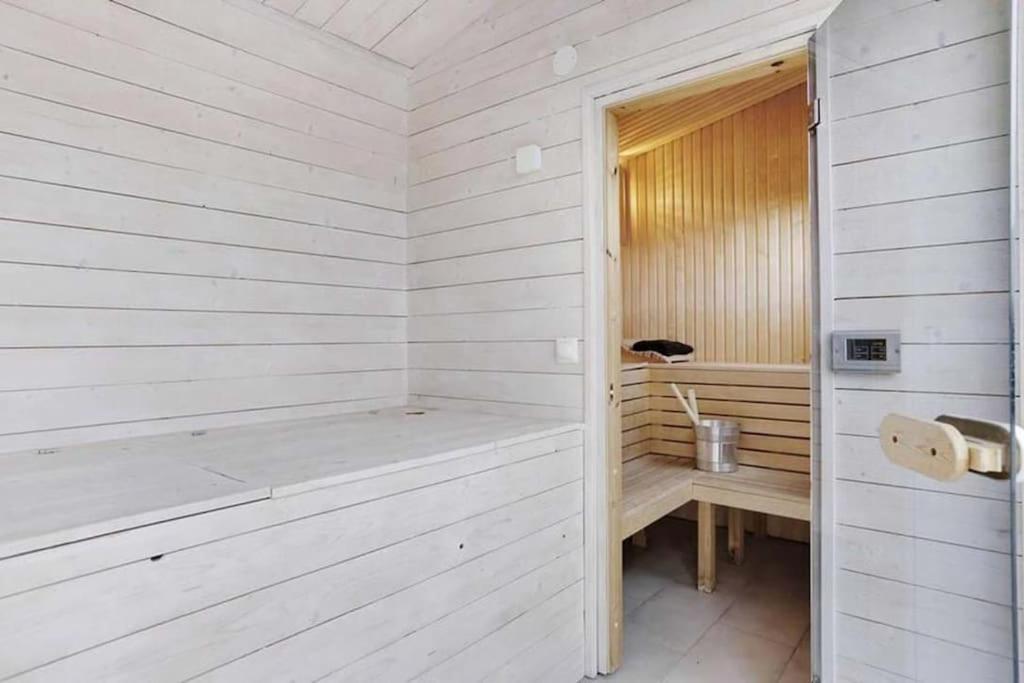 Water Facing Villa With Pool & Sauna Lidingo Luaran gambar